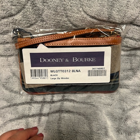 Dooney and Bourke wristlet - black - Picture 2 of 6